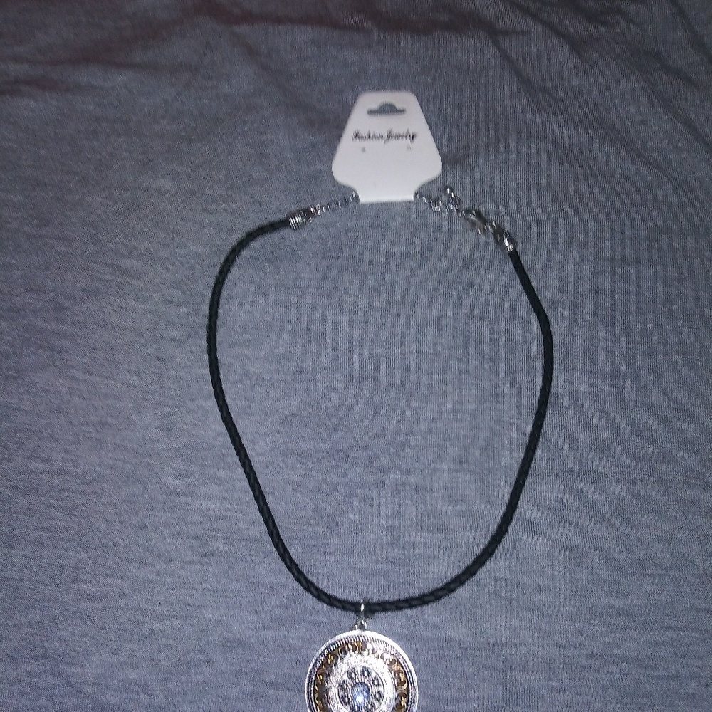 💜Silver, gold & crystal medallion w/ clasp.